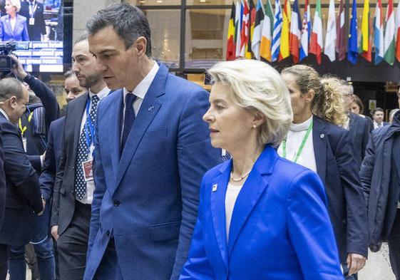 El presidente del Gobierno de España, Pedro Sánchez, y la presidenta de la Comisión Europea, Ursula von der Leyen, a su llegada a una rueda de prensa conjunta.