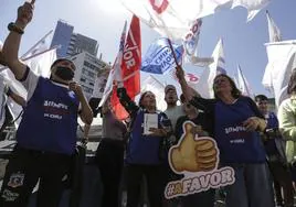 Los chilenos participan en el mitín de cierre de campaña electoral para el referéndum constitucional