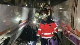 Pasajeros ayudados por bomberos tras salir del tren. Diputación de Málaga