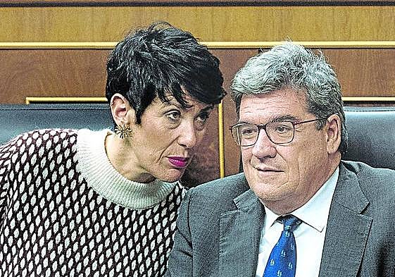La ministra de Seguridad Social, Elma Saiz, con su antecesor, José Luis Escrivá.