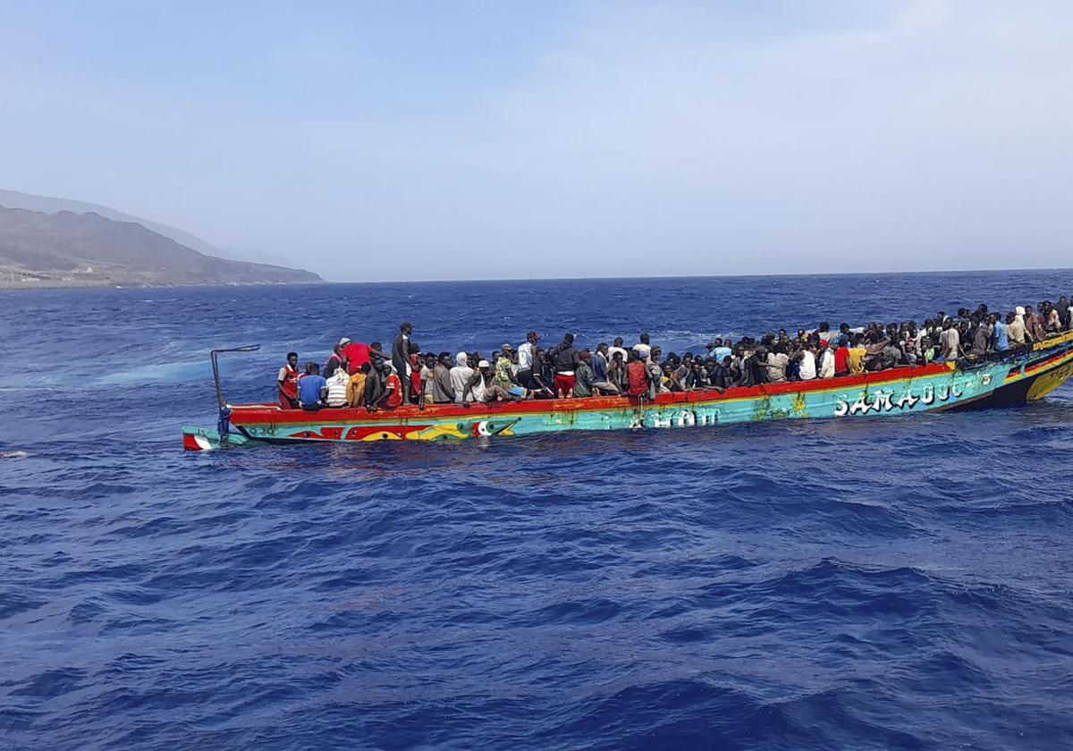 Un cayuco trata de llegar a las costas canarias.