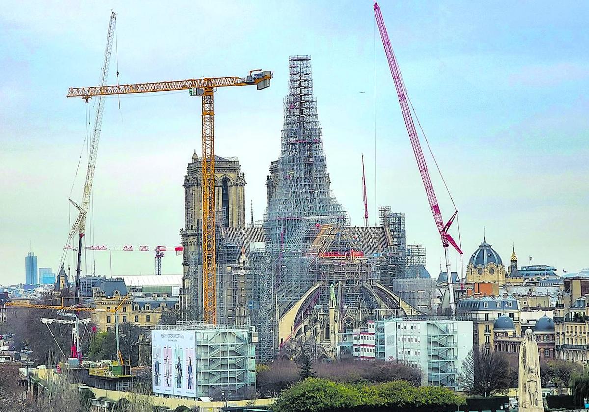 La catedral permanece en obras cuatro años y ocho meses después del aparatoso incendio que conmocionó al mundo.