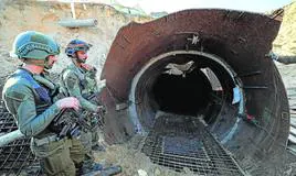 Soldados israelíes, en la entrada al enorme túnel.