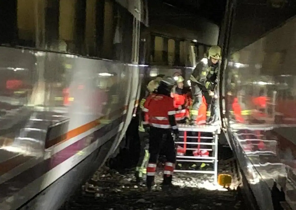 Secondary image 1 - )Images of the two affected trains and passengers at the El Chorro station. 