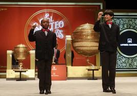 El estudiante de San Ildefonso Alonso Dávalos Durán canta el premio Gordo en el Teatro Real de Madrid en el Sorteo de la Lotería de Navidad de 2022.