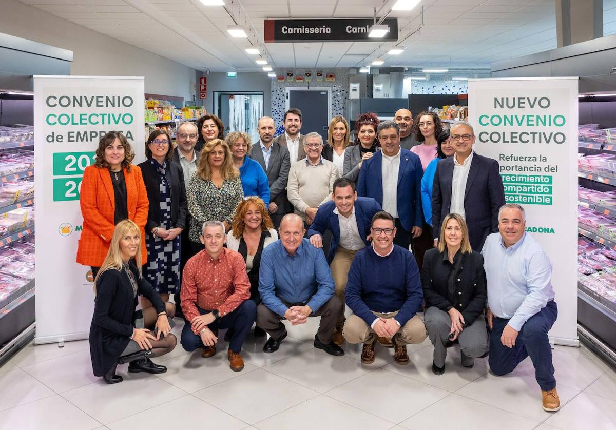 Representantes de UGT, de CCOO, del Sindicato Independiente y de Mercadona en elCentro de Coinnovación Jarrods en Paterna, Valencia.