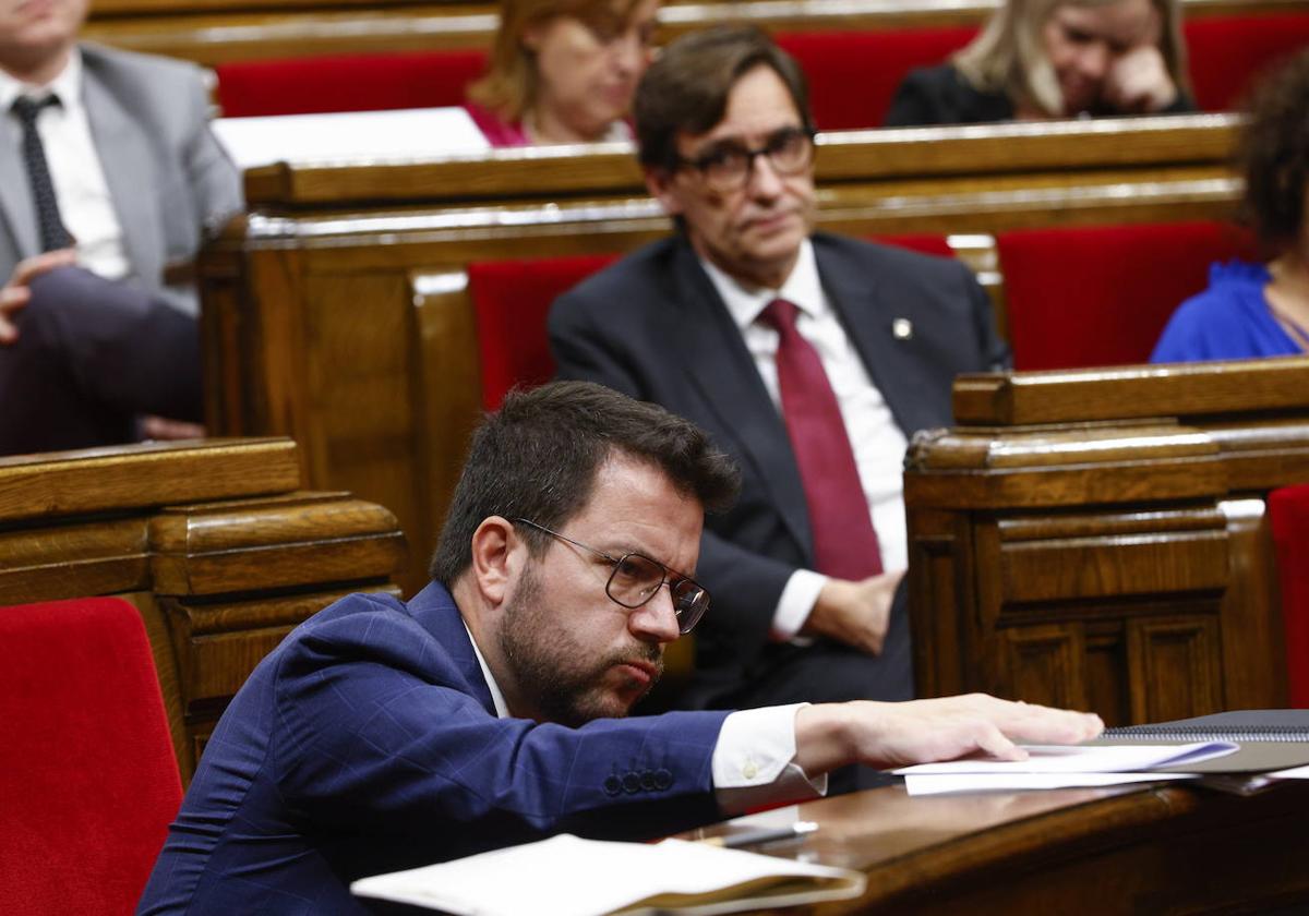 alvador Illa observa a Pere Aragonès durante el pleno del Parlament de Cataluña celebrado el pasado miércoles.