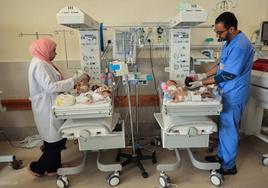 Niños prematuros, atendidos en el hospital de Rafah.