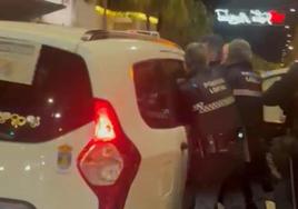 En la imagen, un instante grabado por un ciudadano del momento en que los agentes reducían al sospechoso antes de que abandonase el taxi.