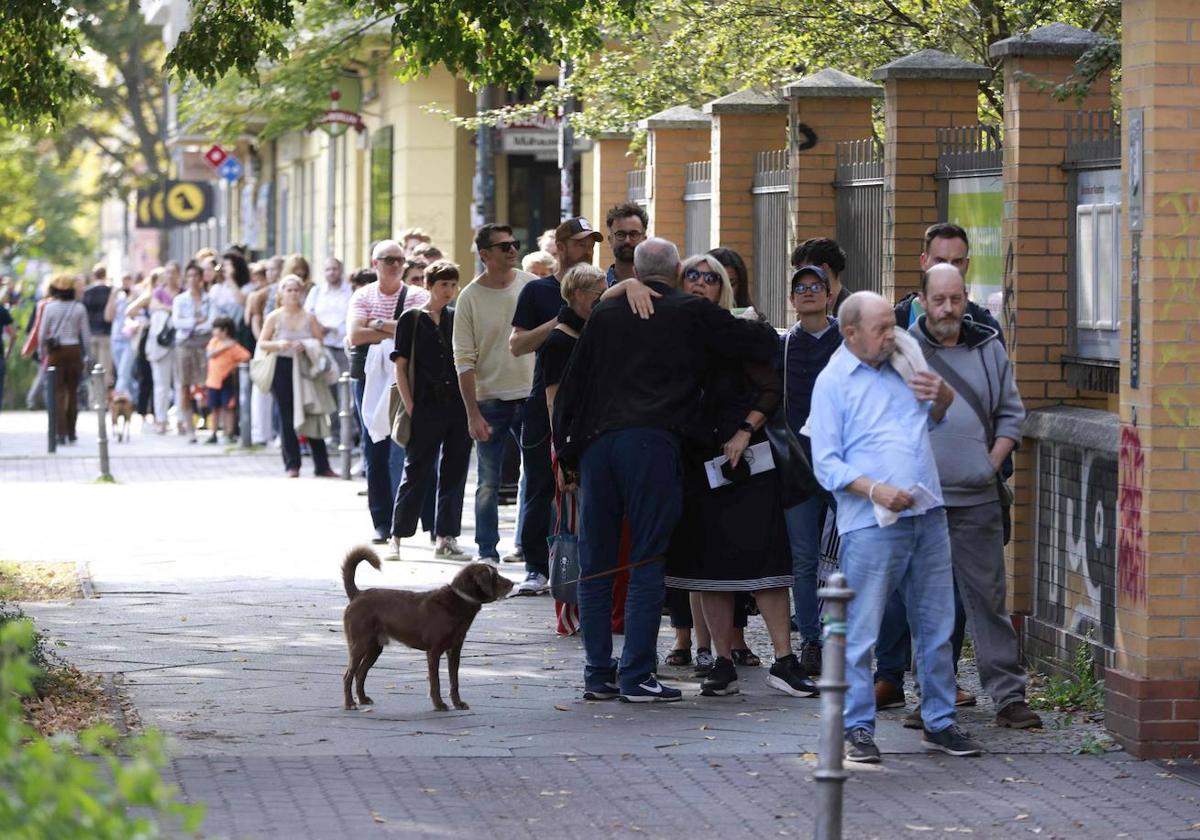 La gente hacía cola frente a un colegio electoral en la Volkshochschule Pankow, en Berlín, para depositar su voto en las elecciones generales de 2021.