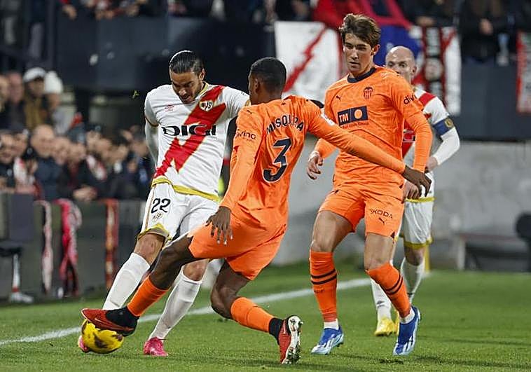 El Valencia toma Vallecas y mira hacia arriba