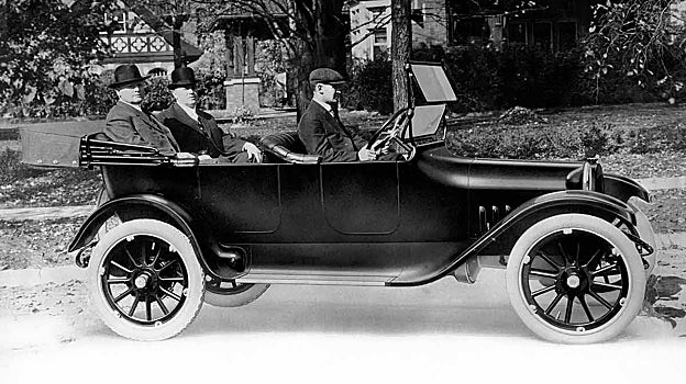 Los hermanos Dodge en uno de sus automóviles