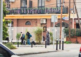 Viajeros entran y salen del hostal Nápoles, en el barrio madrileño de Canillas.