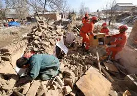 Los rescatistas han trabajado durante dos días en la búsqueda y salvamento de heridos por el terremoto en China.
