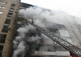 Un edificio de viviendas de Donetsk dañado por los últimos bombardeos.