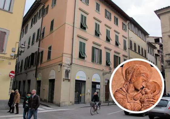 Edificio de Florencia donde estaba la terracota de Donatello y detalle de la misma.