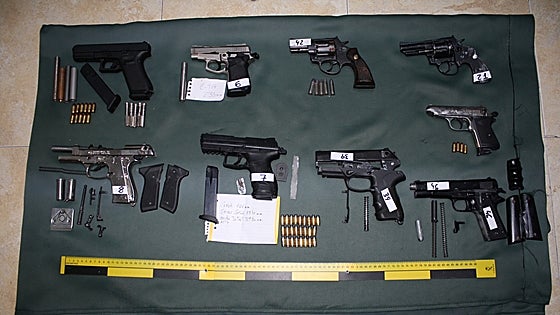 La Guardia Civil desmantela un taller clandestino de armas de guerra y explosivos en Alicante