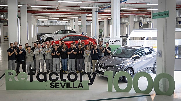 El coche número 1.000 un Captur E-TECH gris con techo negro con destino a la Red Renew, que ha sido reacondicionado en unas instalaciones 4.0 que acogen en 5.000m2 todas las actividades necesarias para el reacondicionamiento de vehículos usados multimarca