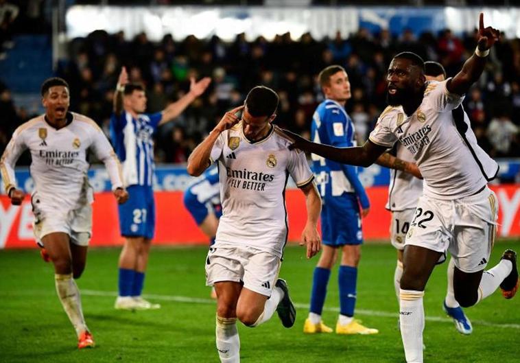 Lucas Vázquez celebra junto a Rüdiger, con Bellingham al fondo, el tanto de la victoria blanca en Mendizorroza.