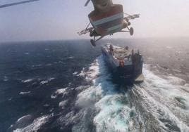 Un helicóptero militar hutí sobrevuela el carguero 'Galaxy Leader' en el mar Rojo.