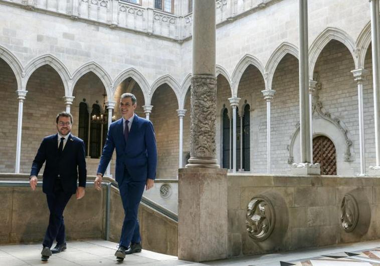 Pedro Sánchez y Pere Aragonès, en la galería gótica del Palau de la Generalitat antes de la reunión.