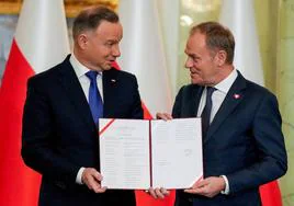 El presidente polaco, Andrzej Duda, y el primer ministro, Donald Tusk, en la ceremonia donde juró el cargo a mediados de diciembre.