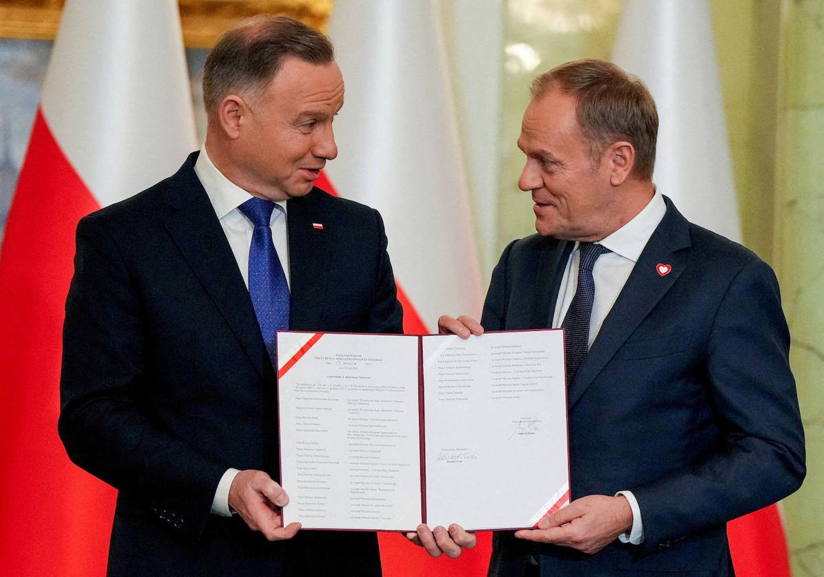 El presidente polaco, Andrzej Duda, y el primer ministro, Donald Tusk, en la ceremonia donde juró el cargo a mediados de diciembre.