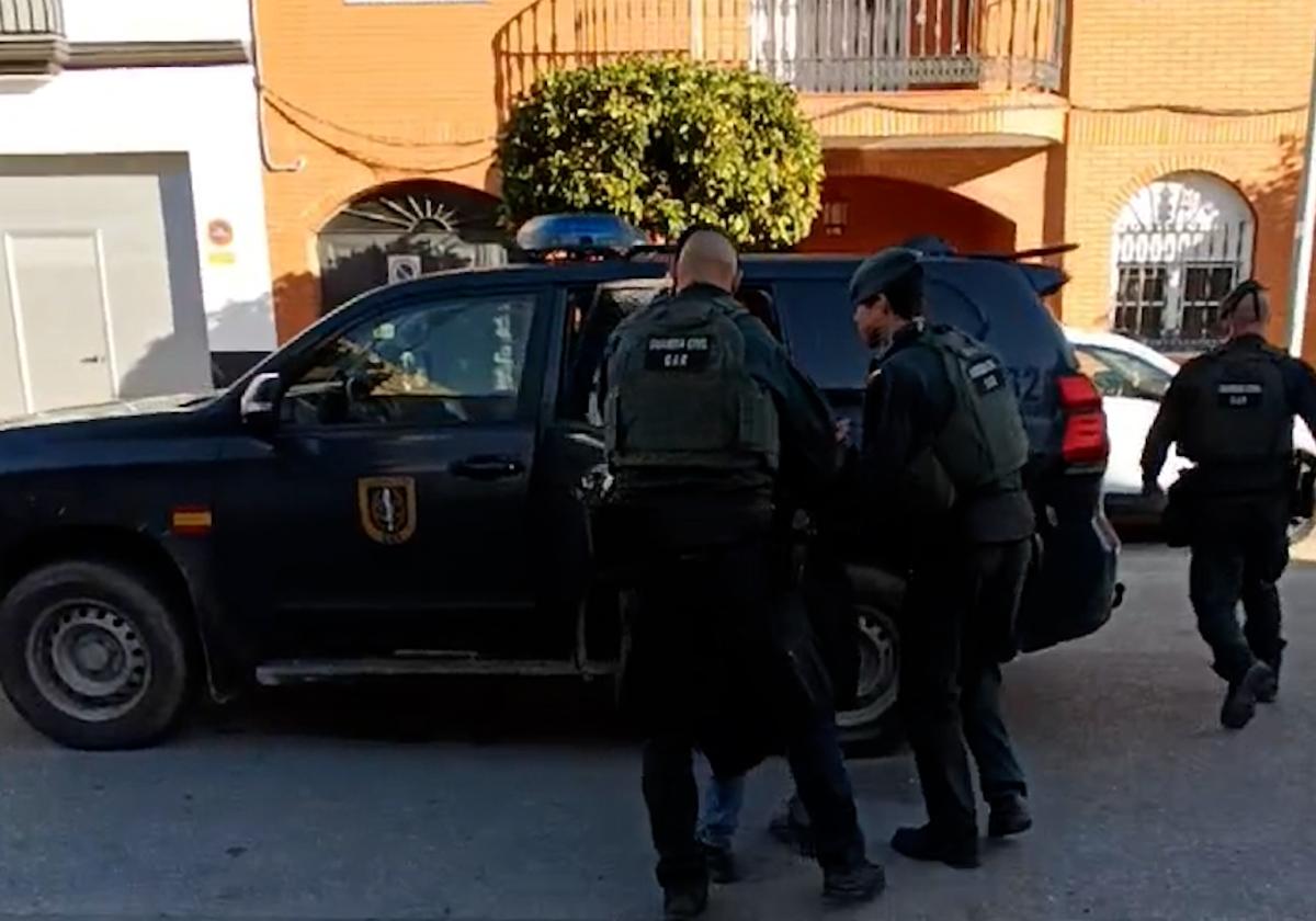 Imagen de los agentes con el detenido.