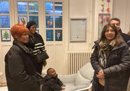 La alcaldesa socialista de París, Anne Hidalgo, visita un centro de acogida en la capital gala