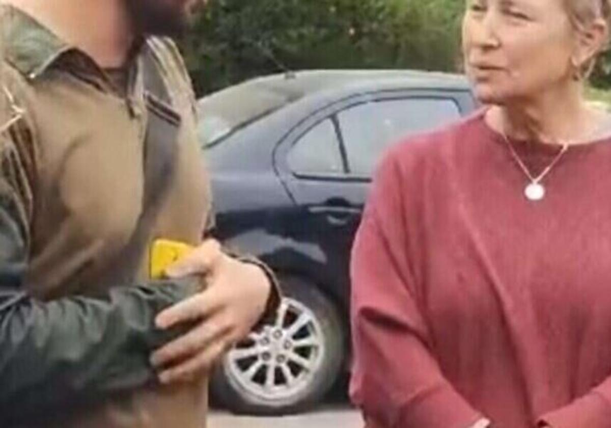 Iris Haim conversa con el soldado, a quien no se ve el rostro, del batallón que mató a su hijo en un vídeo del ejército.