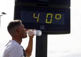 Un hombre se hidrata en Córdoba, en una de las olas de calor de este año.