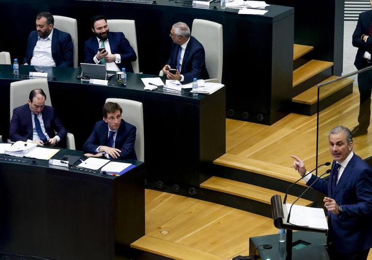 Ortega Smith interviene en el pleno del Ayuntamiento de Madrid.