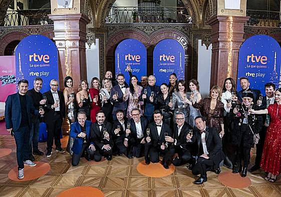 Foto de familia de los asistentes a la presentación de la programación navideña de RTVE, en el Palacio de la Prensa de Madrid.