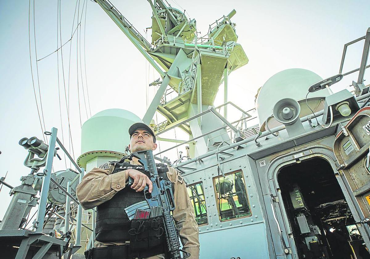 Un soldado norteamericano vigila desde el destructor 'USS Carney' a su paso por el canal de Suez.