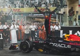 El neerlandés Mx Verstappen celebra su victoria en Yas Marina.