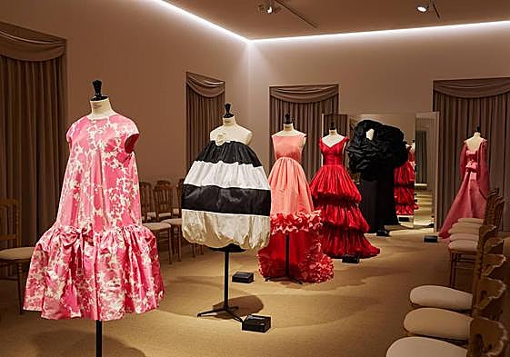 Mucha tela en la exposición de la serie de Balenciaga