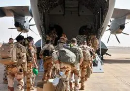 Los últimos soldados franceses abordan un avión militar francés en Niamey para abandonar Níger definitivamente.