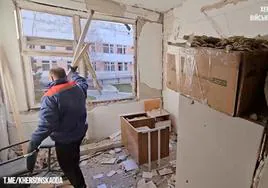 Un hombre observa los daños causados por un bombardeo ruso en Jersón.