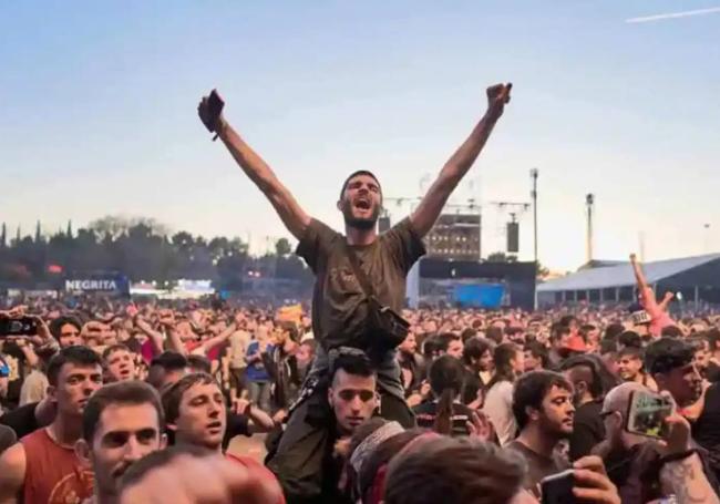 El público entregado durante una de las sesiones del festival Viña Rock en Villarrobledo (Albacete).