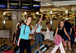 Un grupo de turistas en el aeropuerto.