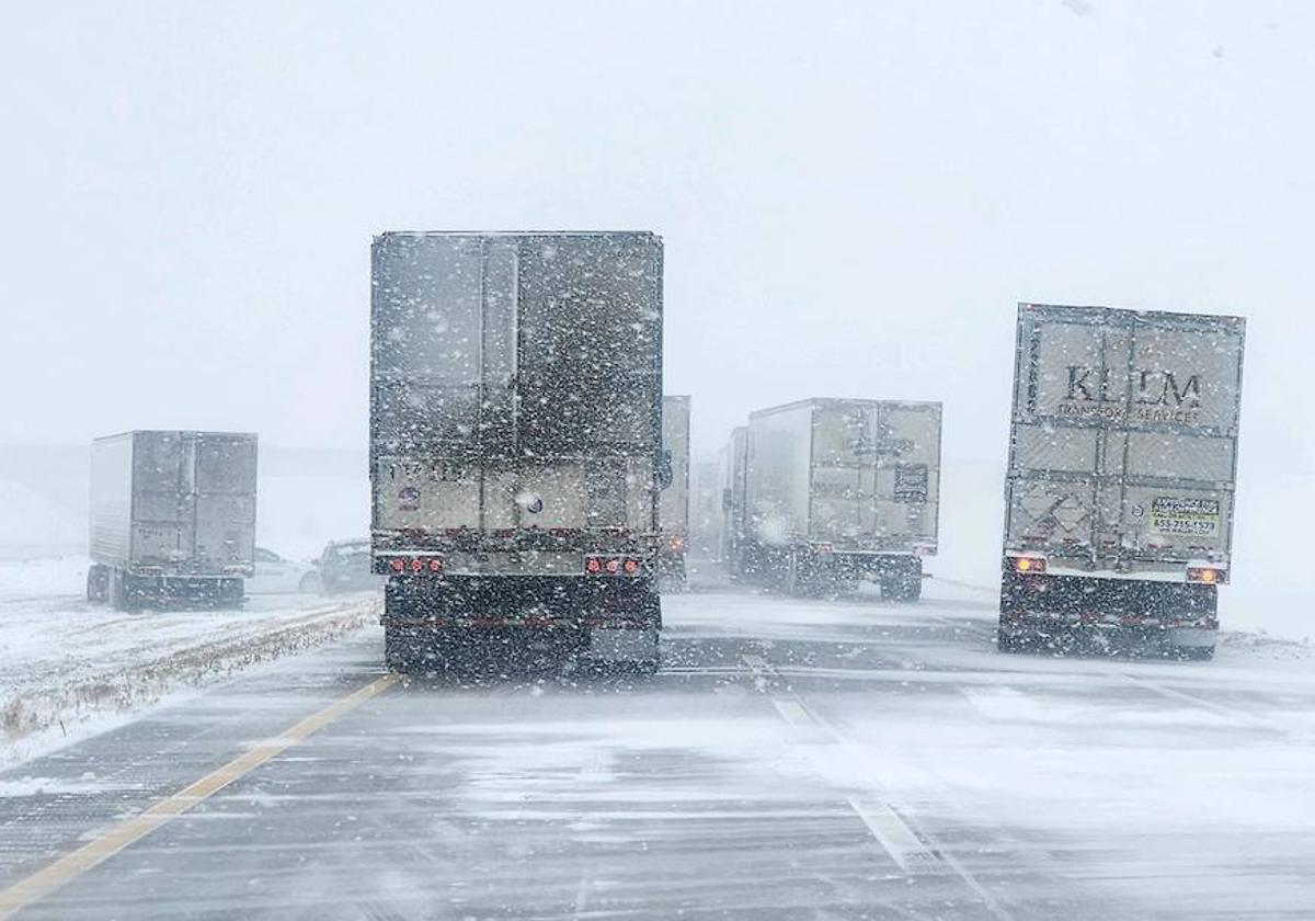 Una tormenta de nieve impide el tráfico en una carretera de Nebraska.