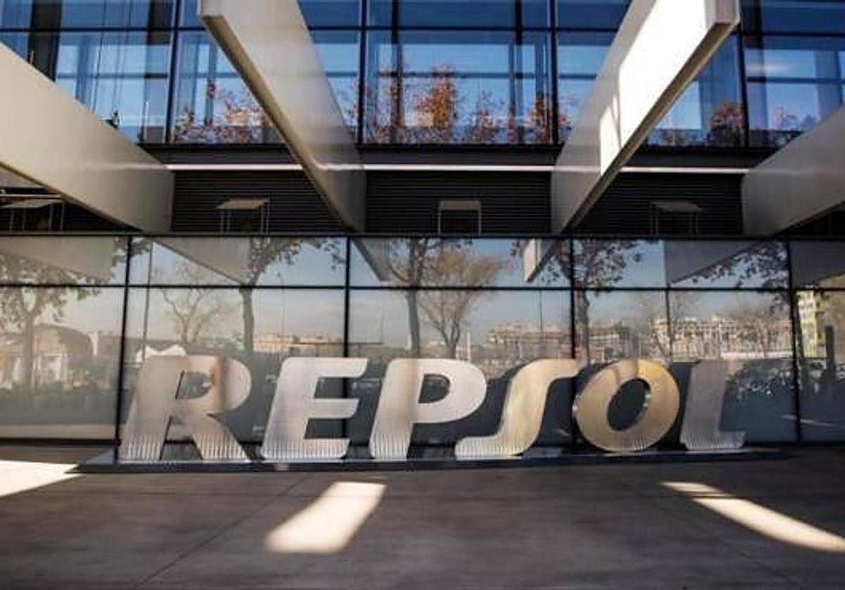 Competencia abre expediente a Repsol por encarecer el carburante a sus competidores