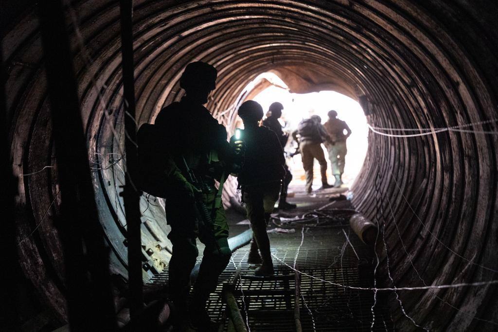 Los soldados israelíes inspeccionan un tunel de Hamás en Gaza