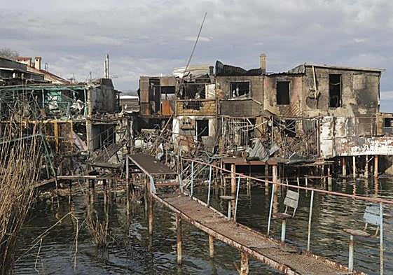 Vista de los daños provocados por un ataque nocturno con drones en una aldea rural cerca de Odessa.