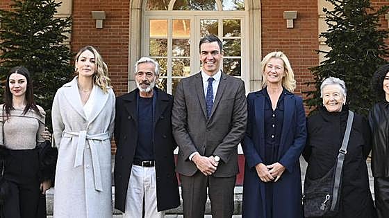 Pedro Sánchez recibe a 'Cuéntame' en la Moncloa