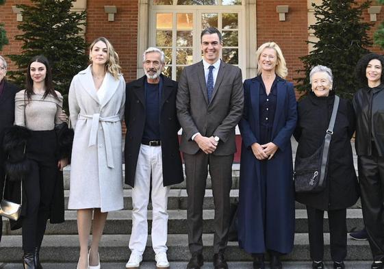 El presidente del Gobierno posa a las puertas de la Moncloa con parte del elenco de la serie.