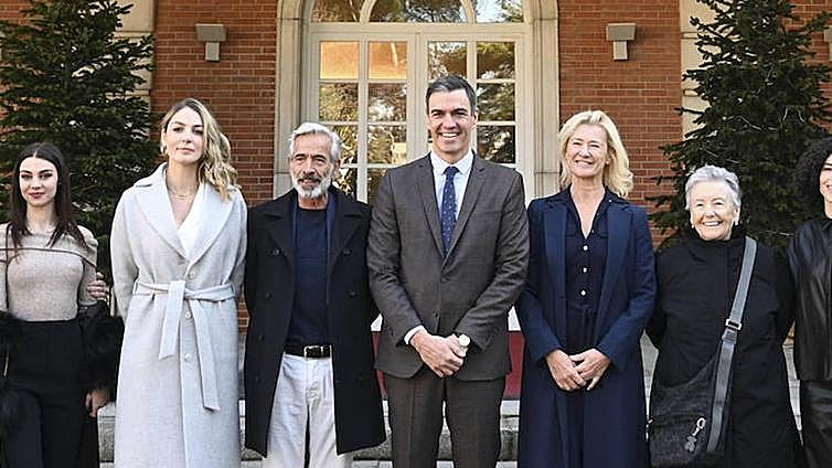 Pedro Sánchez recibe a 'Cuéntame' en la Moncloa