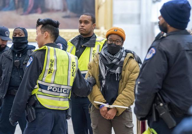 Un activista propalestino es arrestado afuera del Capitolio de Estados Unidos tras una protesta contra la ayuda a Israel