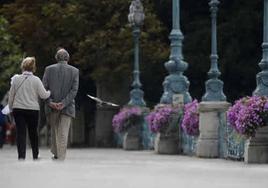 Una pareja de jubilados paseando.