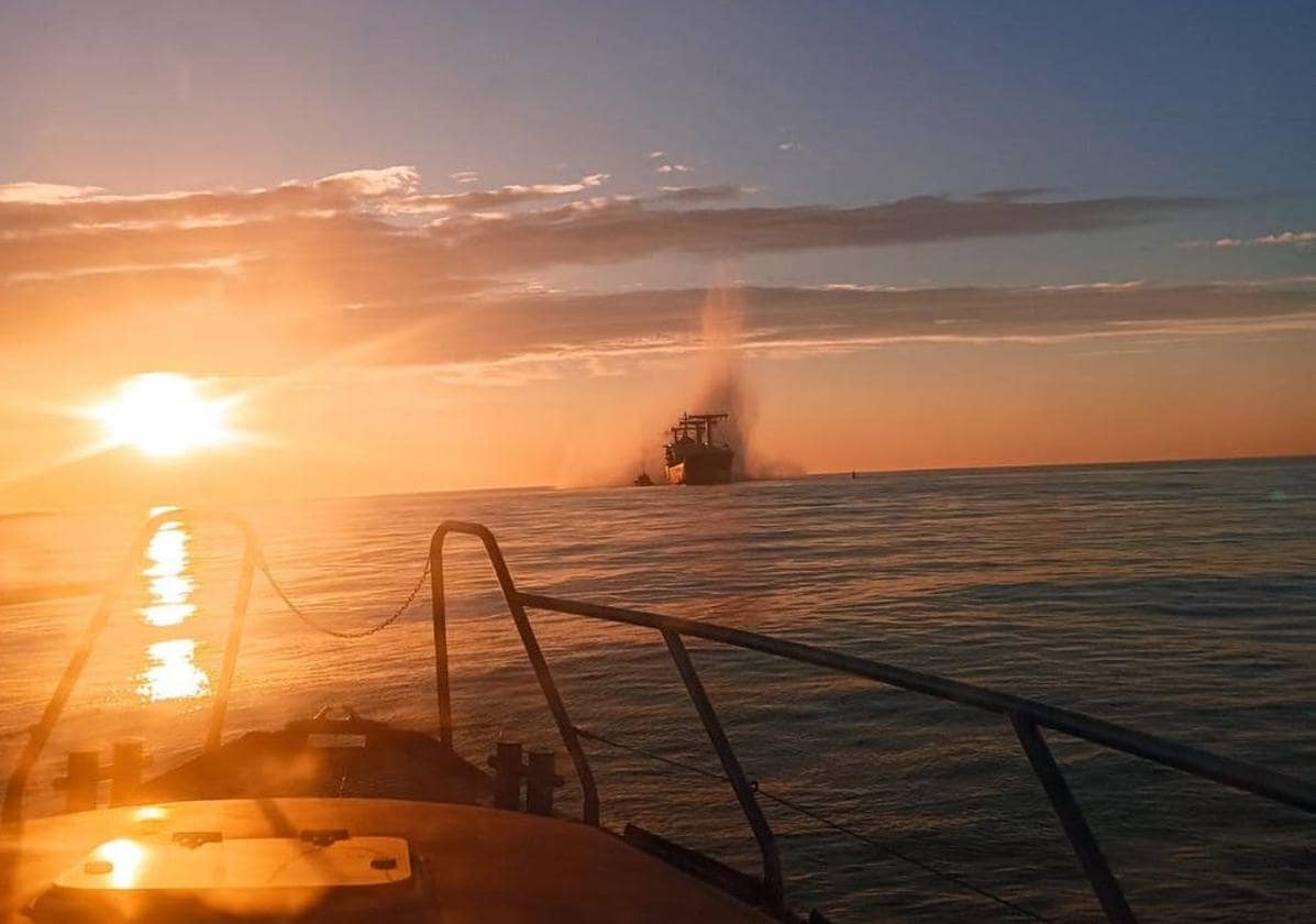 Imagen tomada desde otro barco de la explosión provocada por la mina en el carguero panameño.